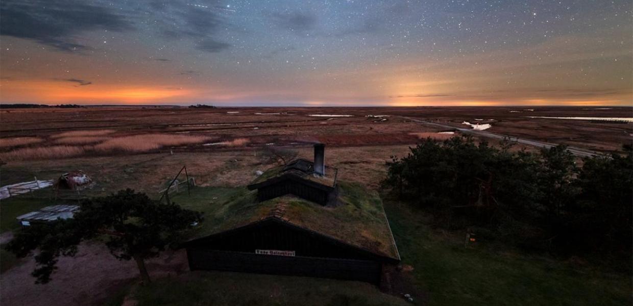 Stjernefoto af Læsøs nattehimmel over Saltsyderiet